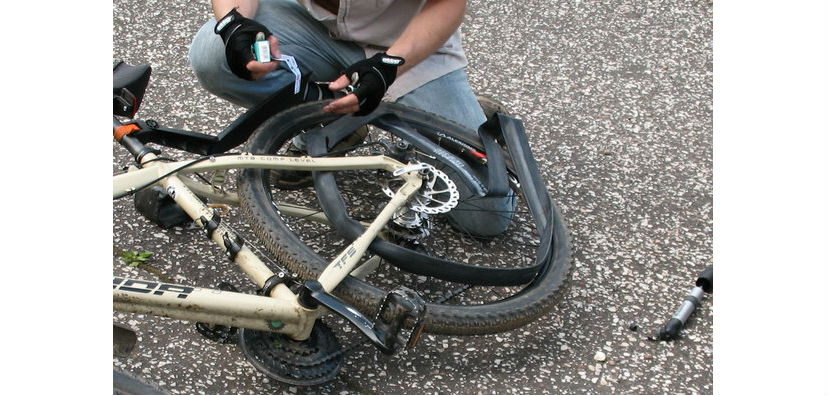 ремонт велосипеда в полевых условиях, замена шины велосипеда