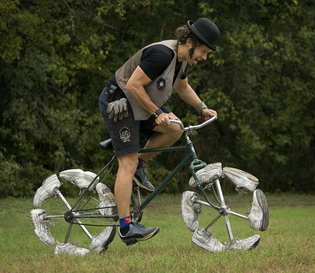 Велосипед с колёсами из кроссовок