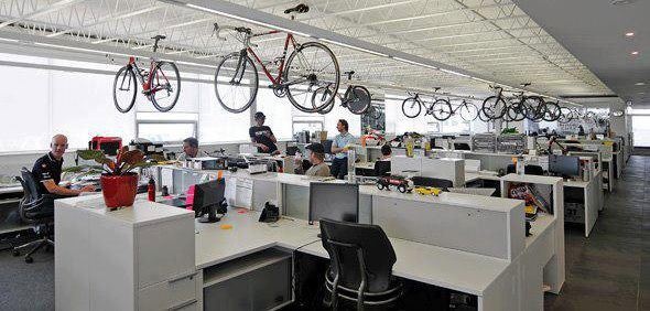 офисные велопарковки на потолках, велосипед под потолком
