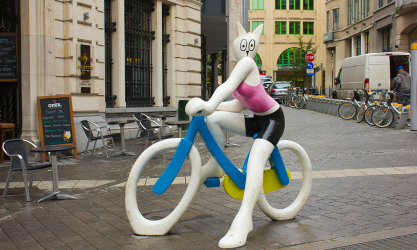 Памятник брюссельская кошка на велосипеде